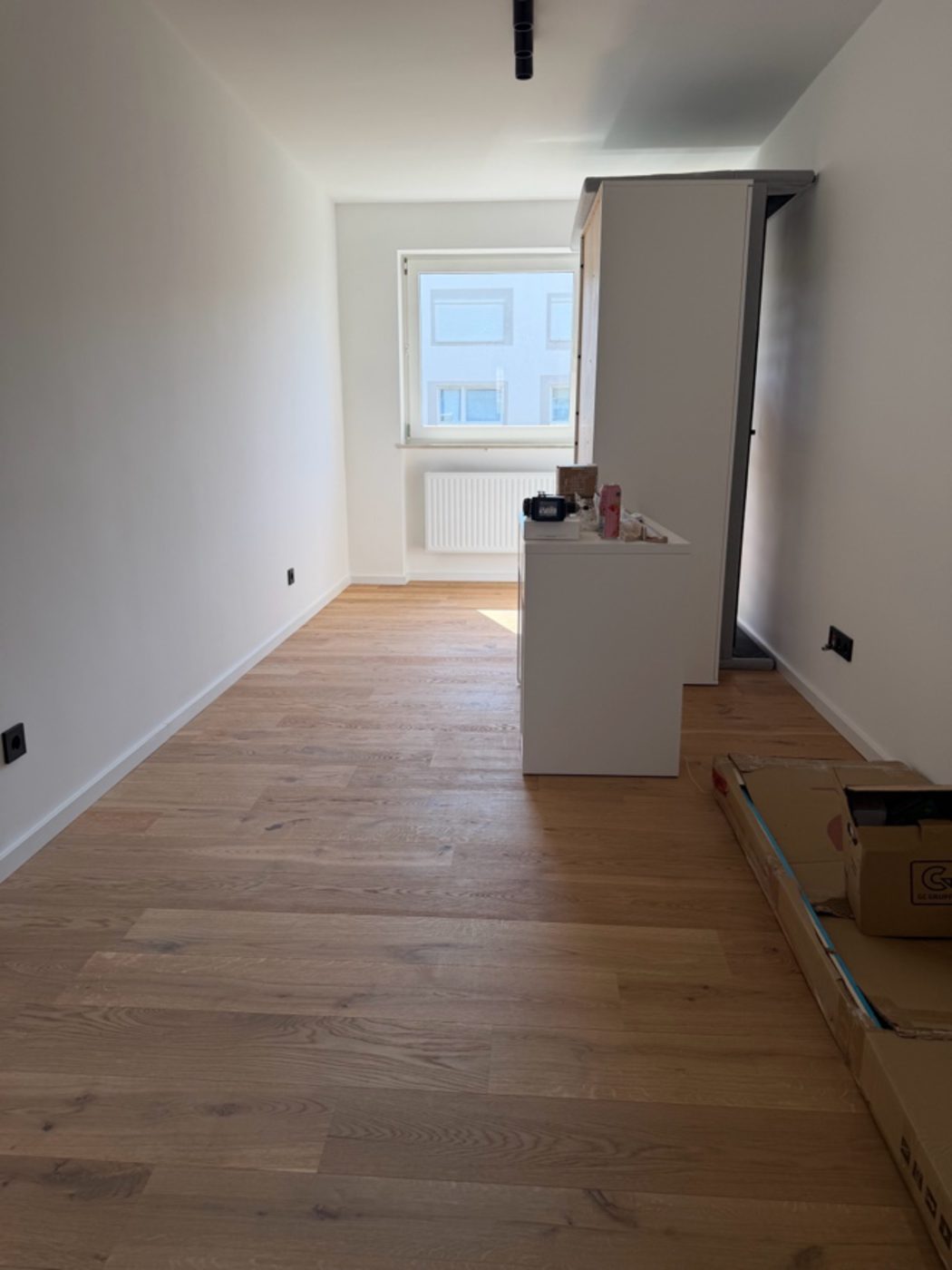 Wohnraum mit neuer Holzverkleidung und frisch verlegtem Boden
